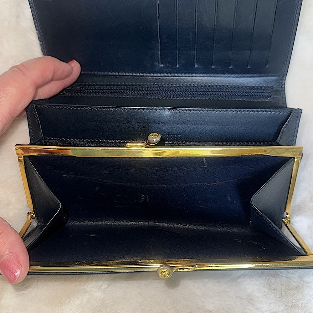 Gucci GG Supreme Kisslock Wallet - Picture 9 of 16